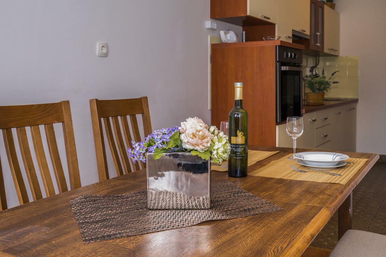 2 bedroom apartment/parking/market Split Buitenkant foto