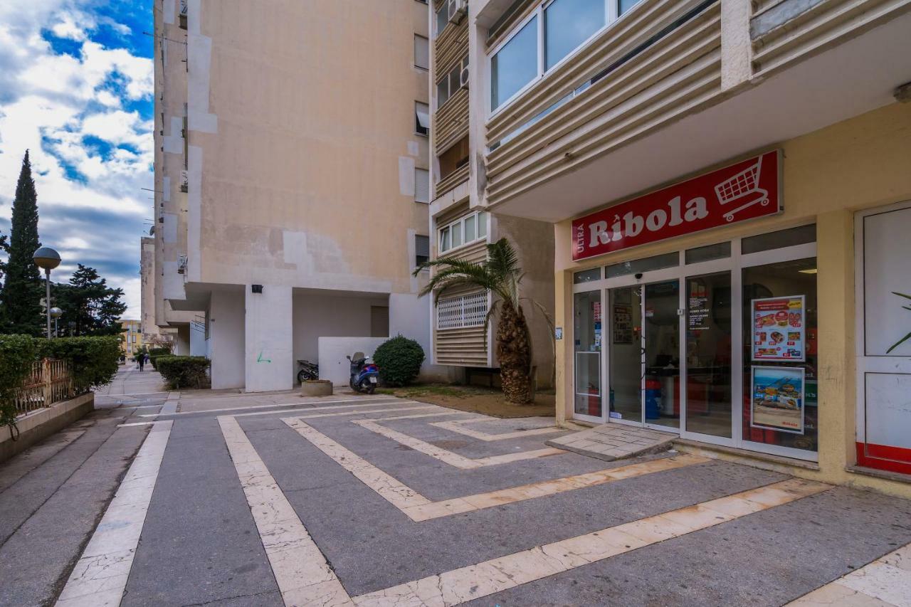 2 bedroom apartment/parking/market Split Buitenkant foto